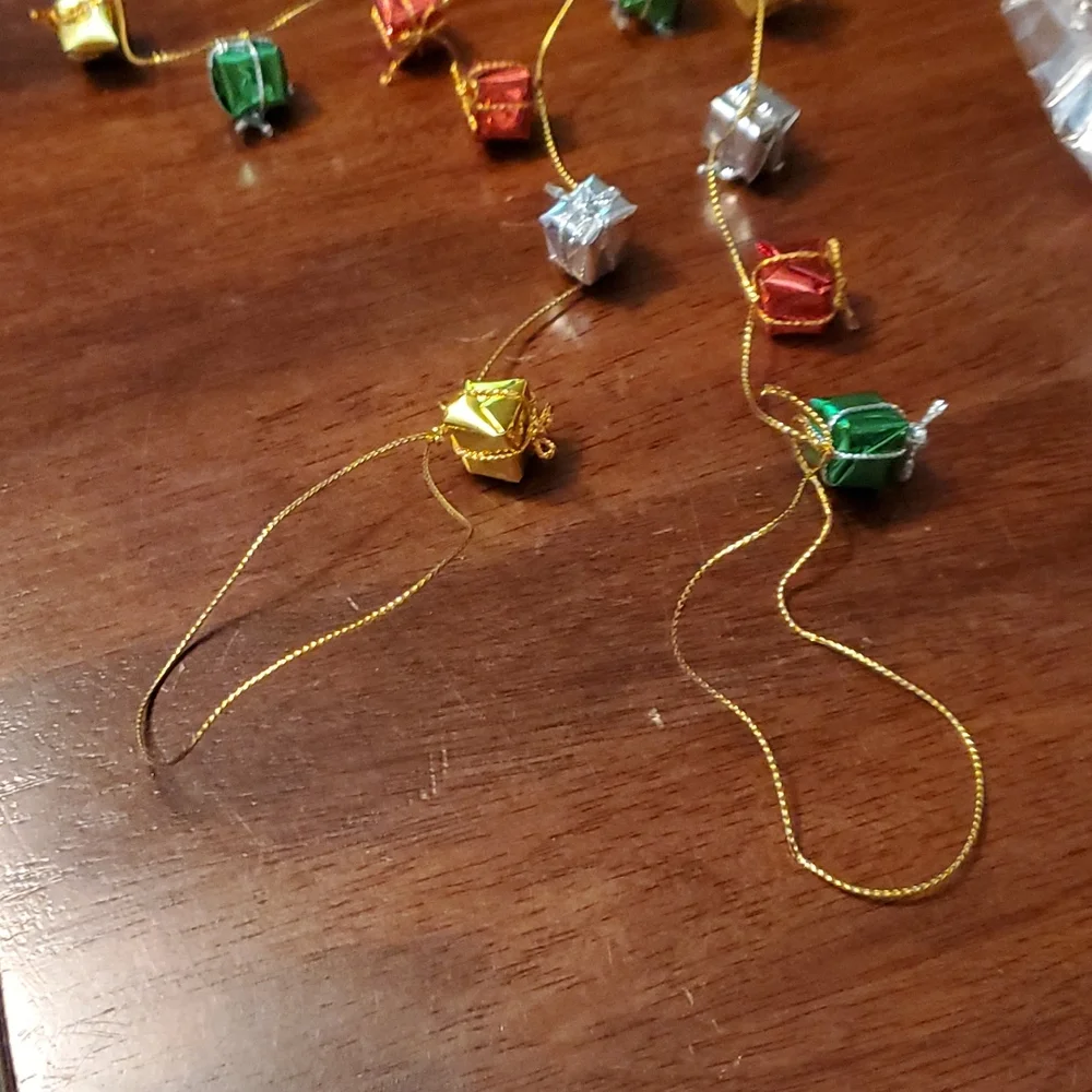 6 pack/ 18 feet total garland